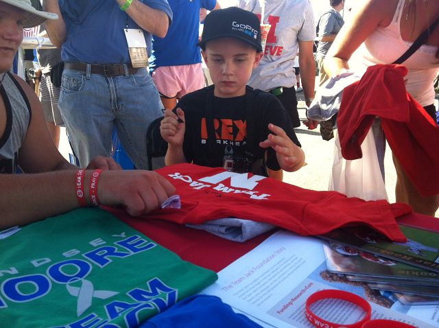 Jack Hoffman draws crowd, cheers at CWS